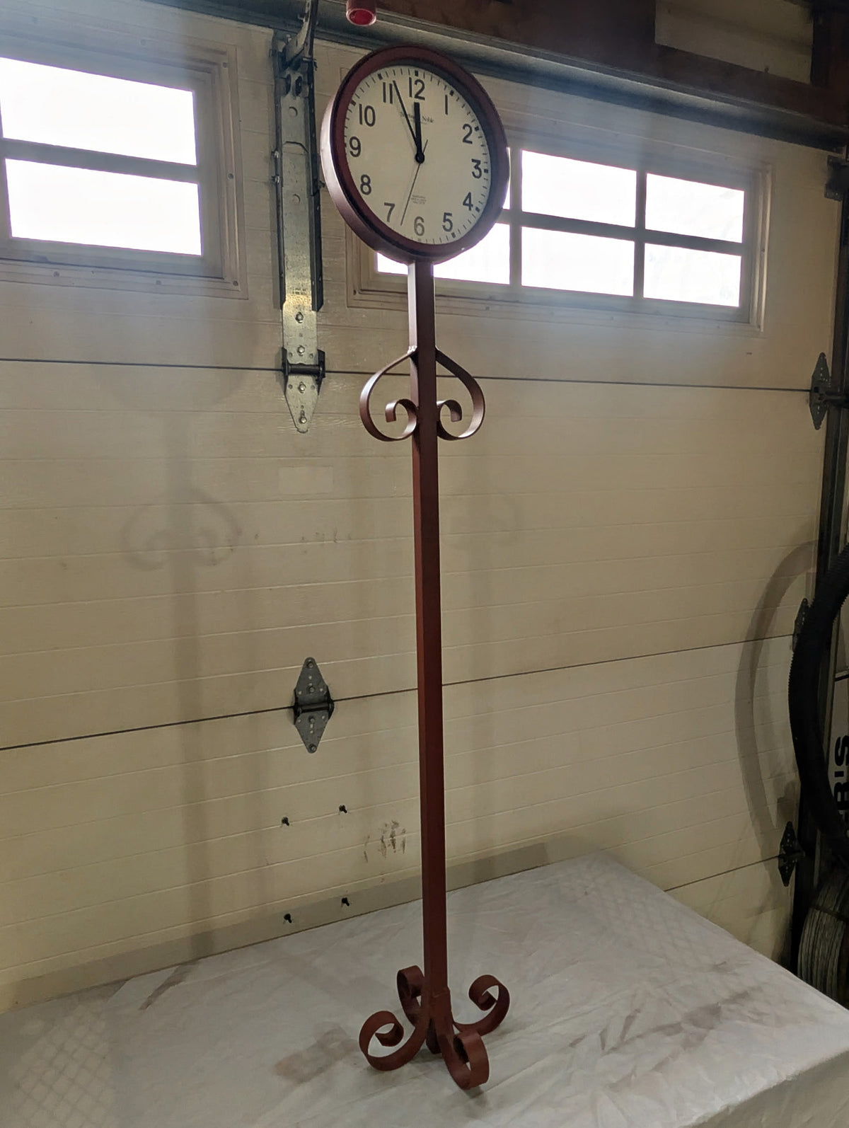 Vintage-Inspired Standing Clock Plant Holder 🌿⏱️